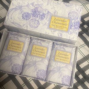NWT 3 bars smell amazing